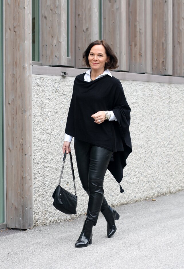 LadyofStyle Lieblingslook Herbstlook Winterlook Schwarz Lederleggings Poncho Cape 50plus